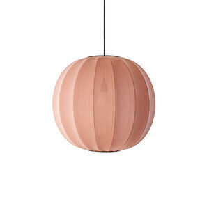Rund koralfarvet lampe hængende fra loftet med sort ledning, viser en enkel og elegant stil.